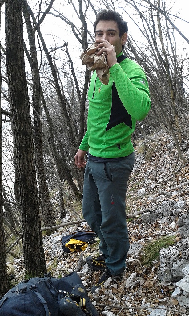 2015-03-29 16.56.17.jpg - Il meritato panino all'uscita della via
